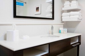 Douche, séchoir à cheveux, serviettes fournies