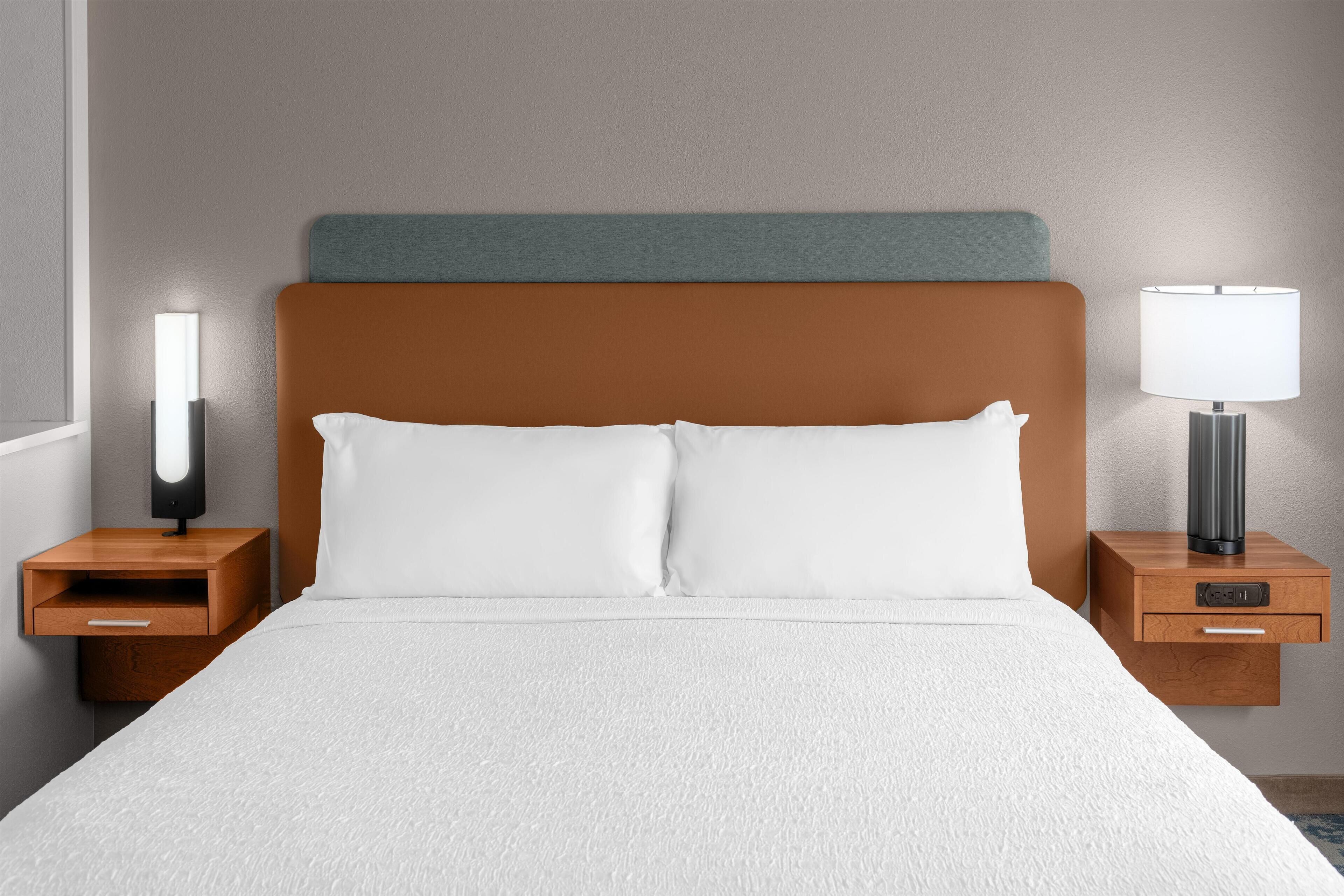 客房內保險箱、書桌、筆電工作空間、熨斗/熨衣板