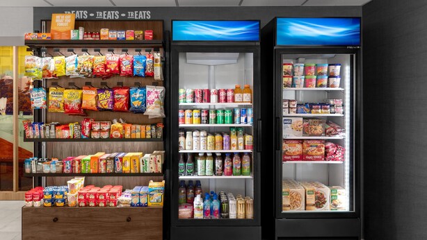 Un présentoir réfrigéré contenant des collations, des boissons et des aliments surgelés.