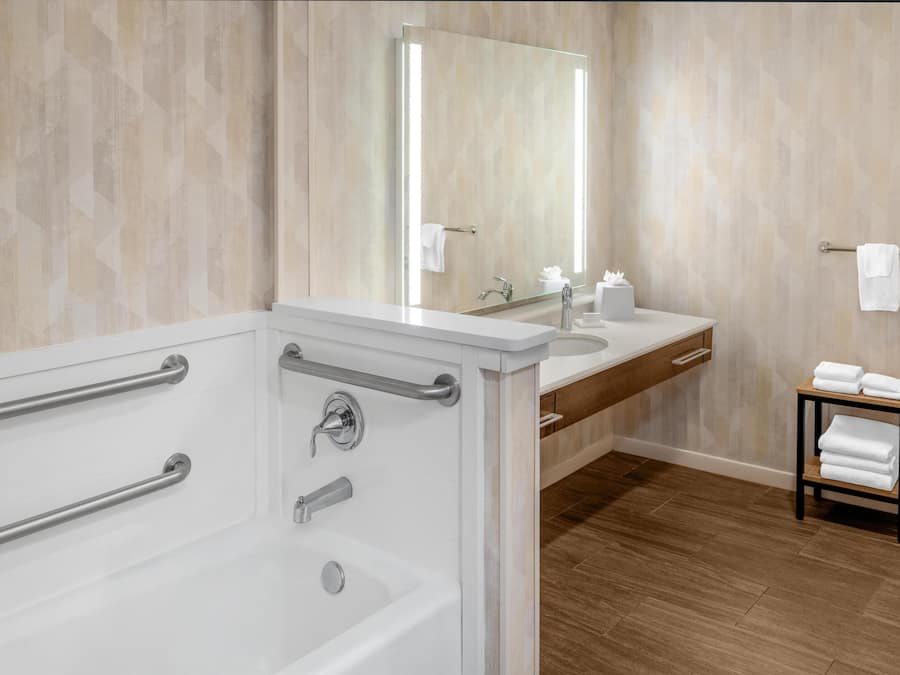 Room, 1 Katil Raja (King) dengan Katil Sofa, Accessible (Mobility & Hearing, 3x3 Shower) | Bilik Mandi | Pancuran mandi, pengering rambut, tuala disediakan