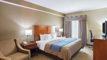 Skrivebord, blendingsgardiner, strykejern/-brett og wi-fi (inkludert)