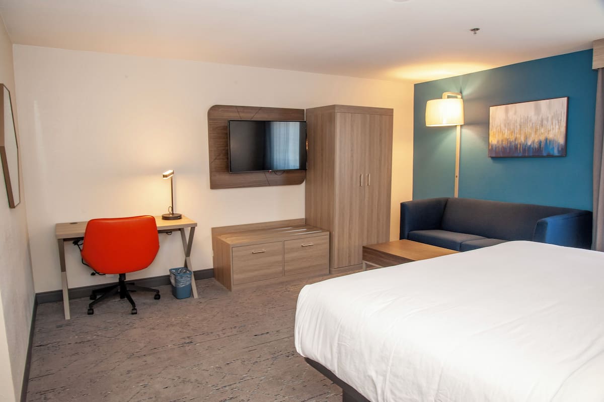 Desk, laptop workspace, iron/ironing board, free WiFi
