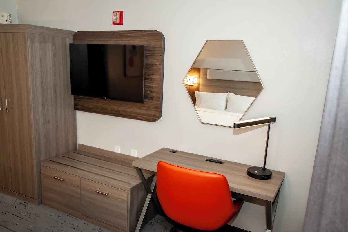 Habitación estándar, 1 cama King size | Escritorio y espacio para trabajar con laptop