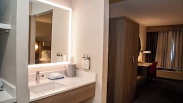 Desk, laptop workspace, iron/ironing board, free WiFi