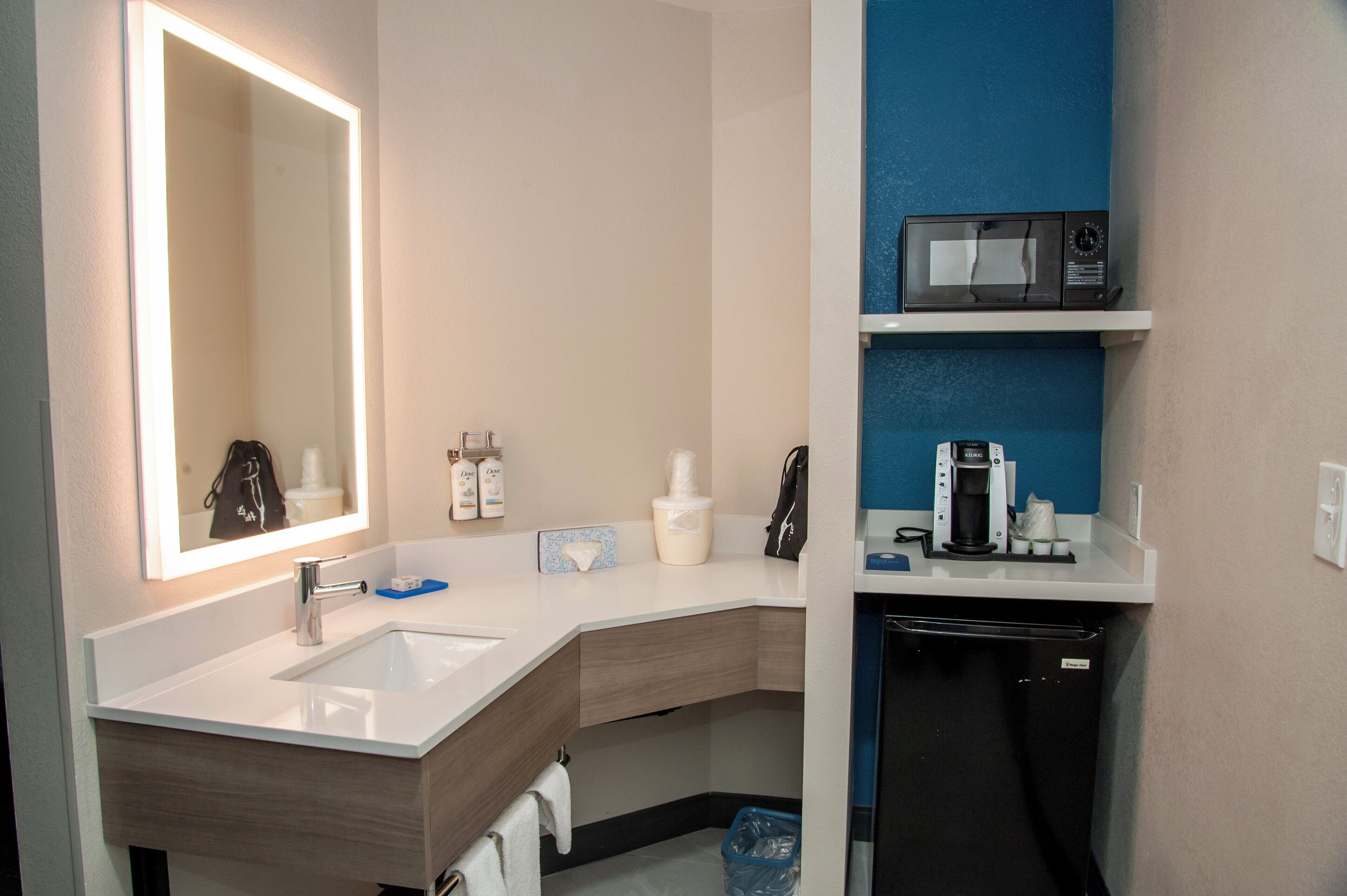 standard room, 1 king bed with sofa bed | 1 bedroom, desk, laptop workspace, iron/ironing board