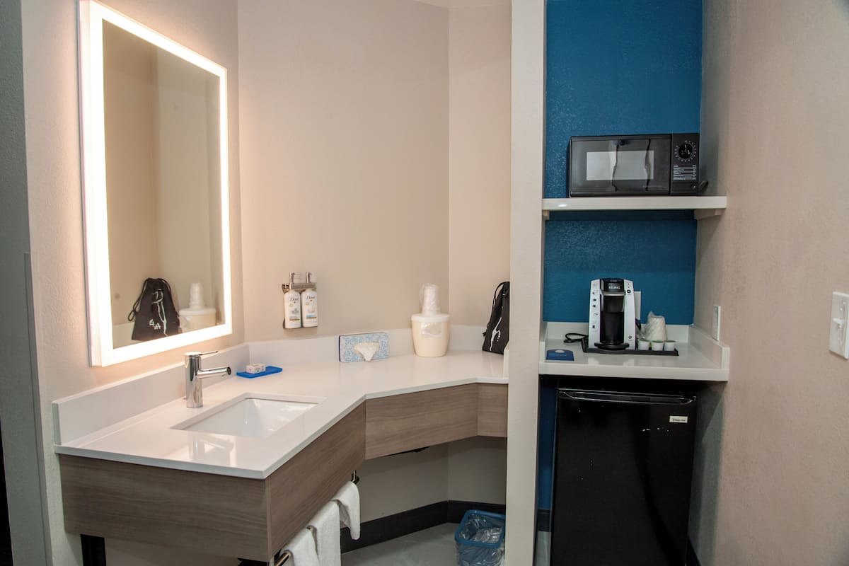 standard room, 1 king bed with sofa bed | 1 bedroom, desk, laptop workspace, iron/ironing board