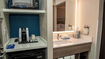 1 slaapkamer, een bureau, een laptopwerkplek