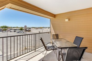 Suite, 1 King-Bett und Schlafsofa, Balkon (Whirlpool) | Zimmersafe, Schreibtisch, Verdunkelungsvorhänge, Bügeleisen/Bügelbrett