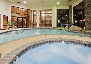 Una piscina cubierta, una piscina al aire libre
