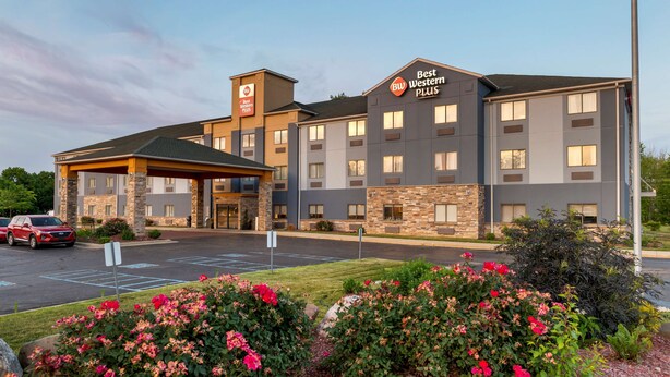A Best Western Plus hotel with a modern design, featuring a covered entrance and a parking lot. - Best Western Plus Warsaw (Warsaw)
