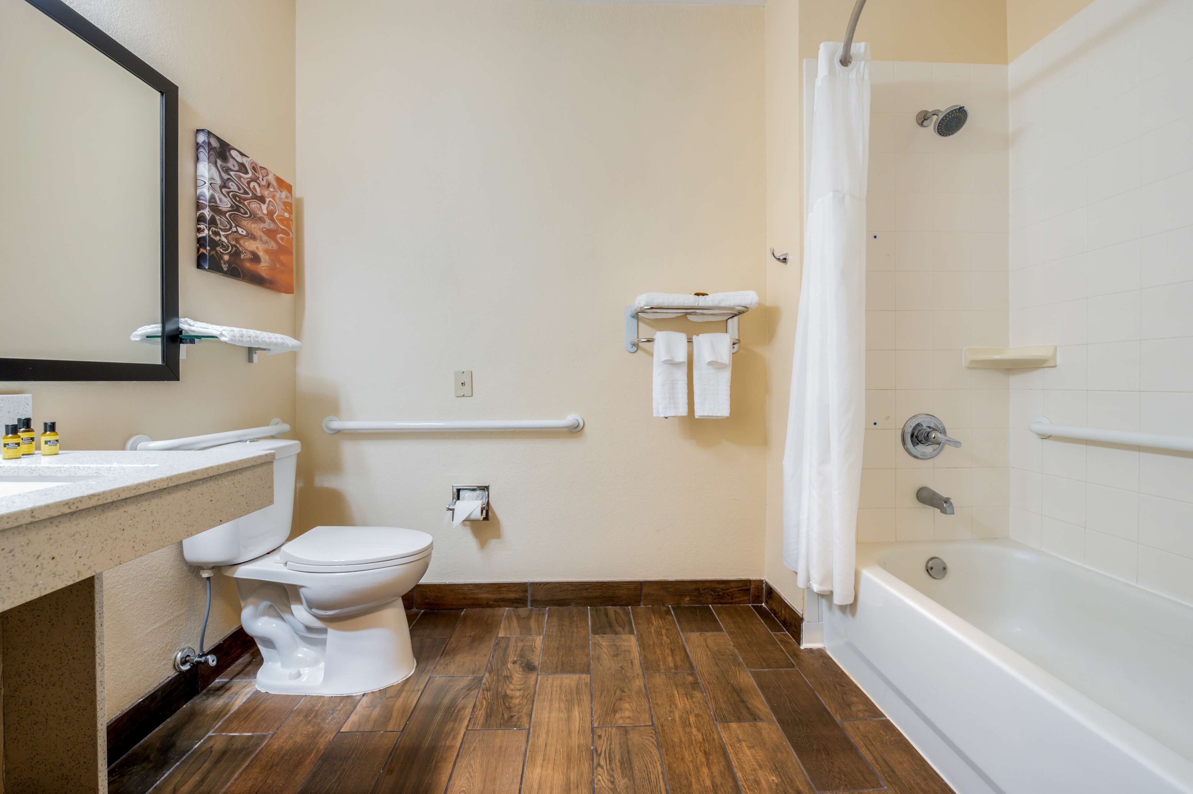 Une salle de bain comprenant des toilettes, un lavabo, une douche et un porte-serviettes.