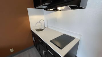 Standard Room, 1 King Bed, Non Smoking, Kitchenette | Private kitchenette | Fridge, microwave, coffee/tea maker
