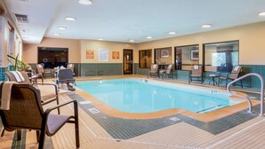 An indoor swimming pool with lounge chairs and a changing room. - Best Western Plus Warsaw (Warsaw)