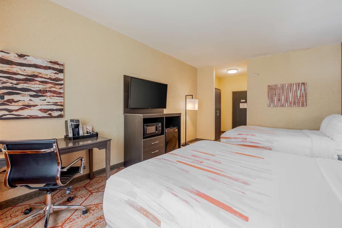 1 chambre, bureau, fer et planche à repasser, lits bébé (gratuits)