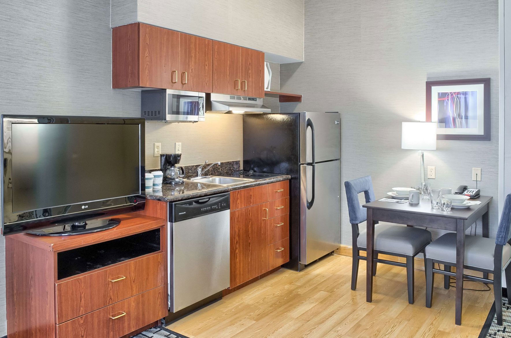 Private kitchen | Full-size fridge, microwave, stovetop, dishwasher