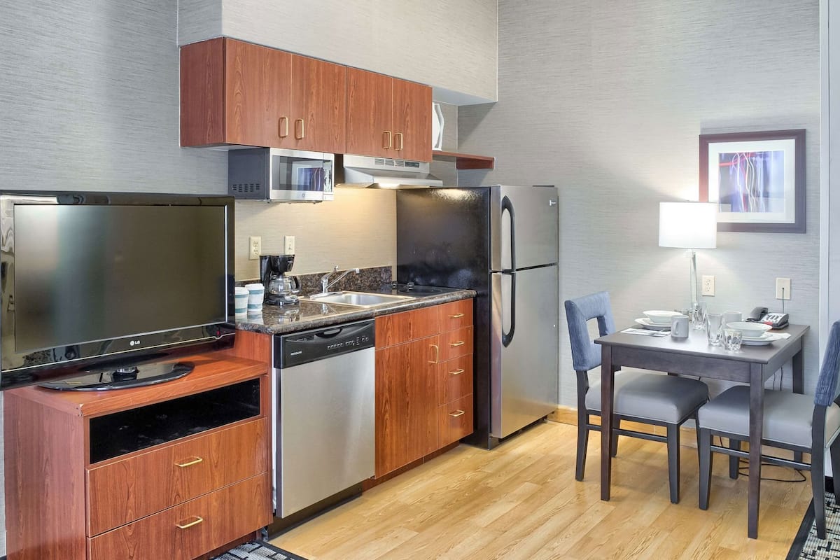 Private kitchen | Full-size fridge, microwave, stovetop, dishwasher