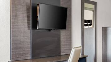 Escritorio, tabla de planchar con plancha, wifi gratis y ropa de cama