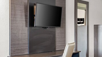 Escritorio, tabla de planchar con plancha, wifi gratis y ropa de cama