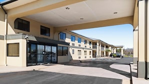 A modern building with a covered entrance, large windows, and a parking area. - Motel 6 Prattville, AL (Prattville)
