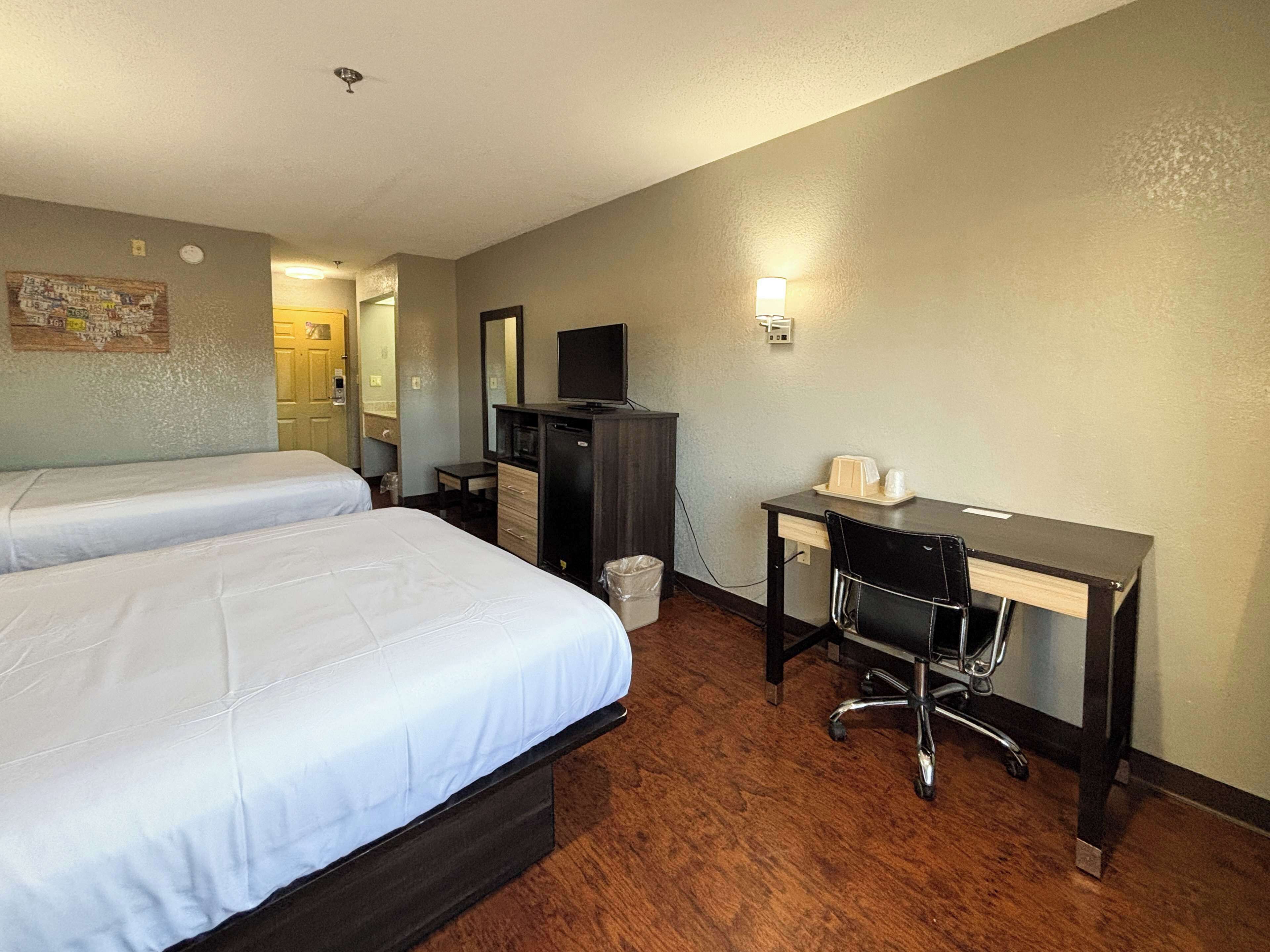 Skrivebord, strykejern/-brett, wi-fi (inkludert) og sengetøy