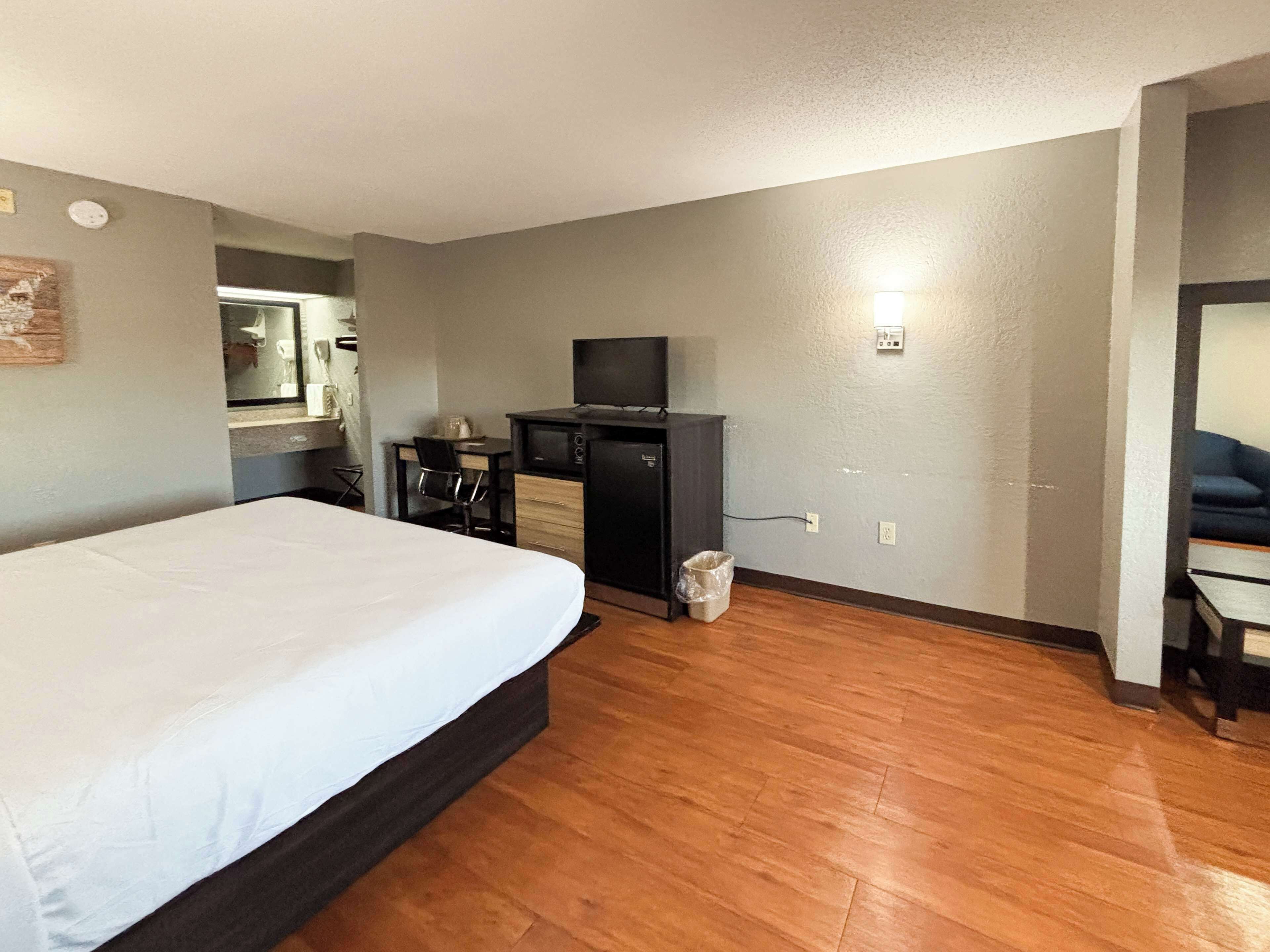 Skrivebord, strykejern/-brett, wi-fi (inkludert) og sengetøy