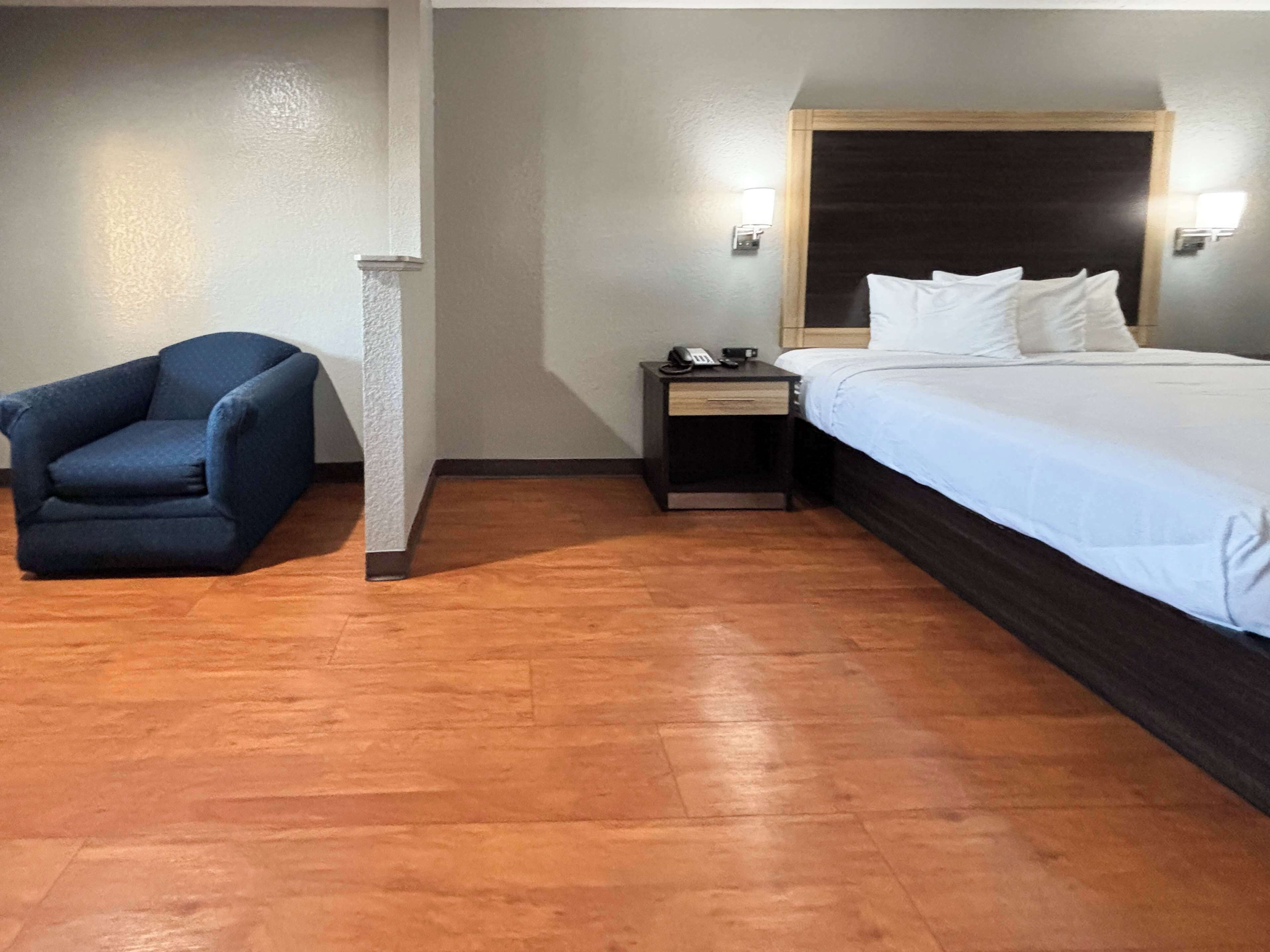 Skrivebord, strykejern/-brett, wi-fi (inkludert) og sengetøy