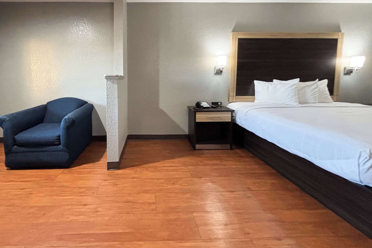 Skrivebord, strykejern/-brett, wi-fi (inkludert) og sengetøy