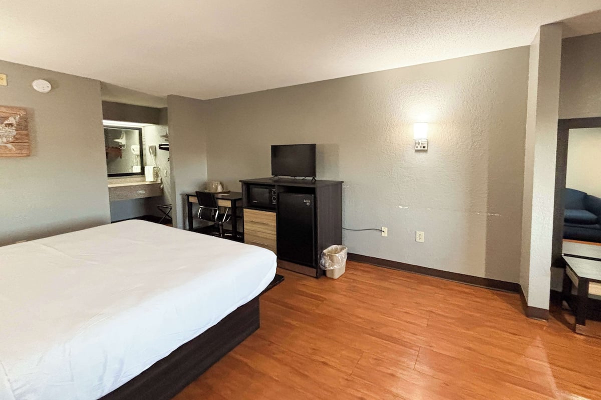 Desk, iron/ironing board, free WiFi, bed sheets