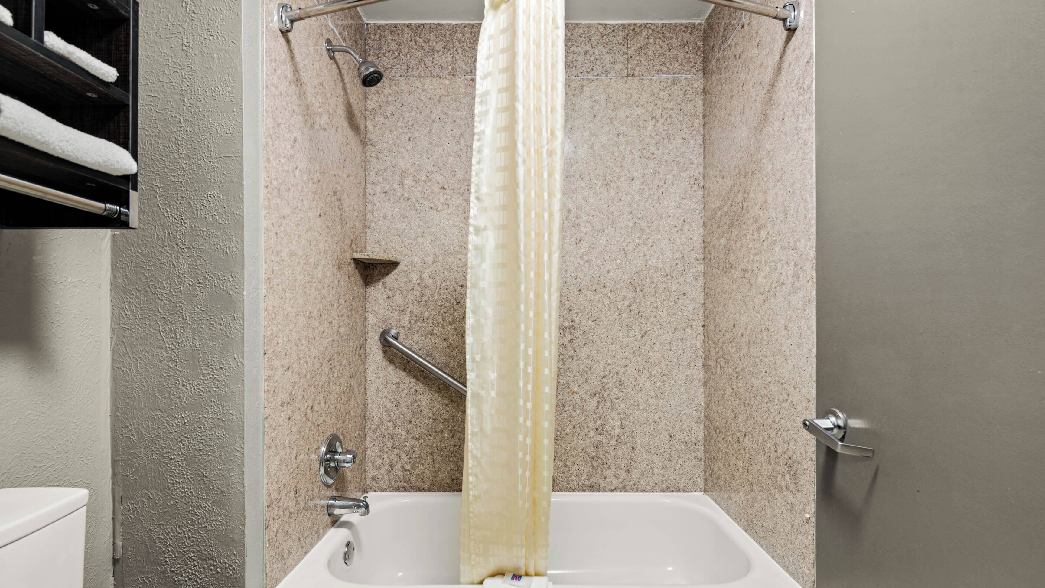 Ducha y bañera combinadas, secador de pelo y toallas