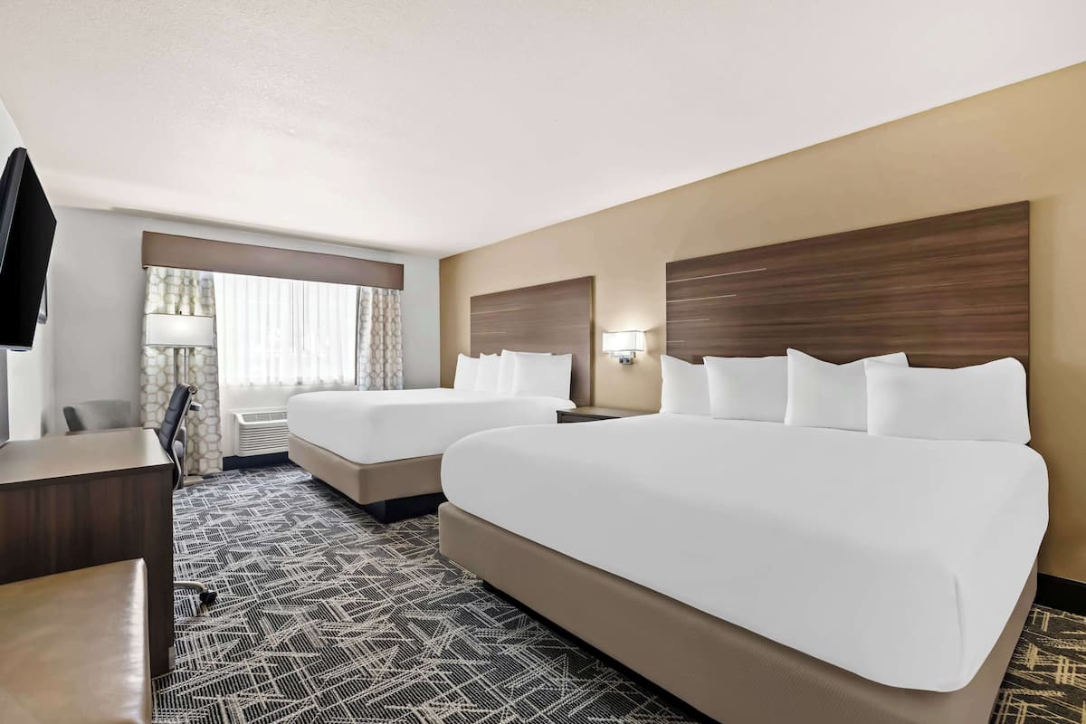 executive suite, multiple beds, non smoking (larger room) | premium bedding, individually decorated, individually furnished, desk