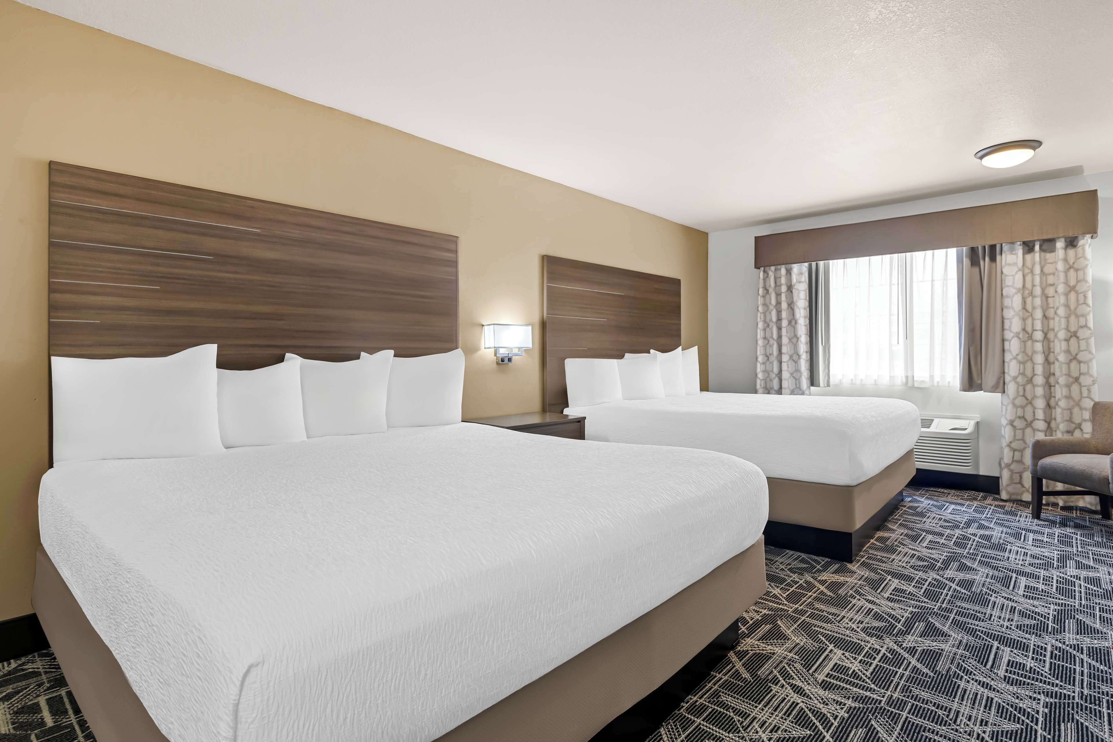 executive suite, multiple beds, non smoking (larger room) | premium bedding, individually decorated, individually furnished, desk