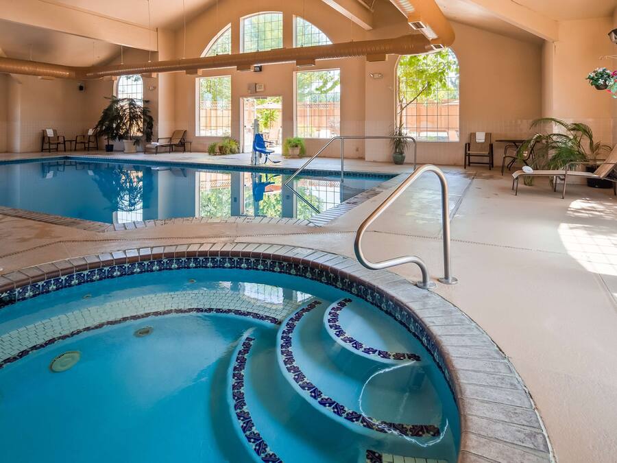 Indendørs pool, åben fra kl. 07.00 til kl. 23.00, liggestole