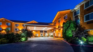 A hotel with a covered entrance, multiple floors, and a well-lit facade. - Best Western Plus Caldwell Inn & Suites (Caldwell)