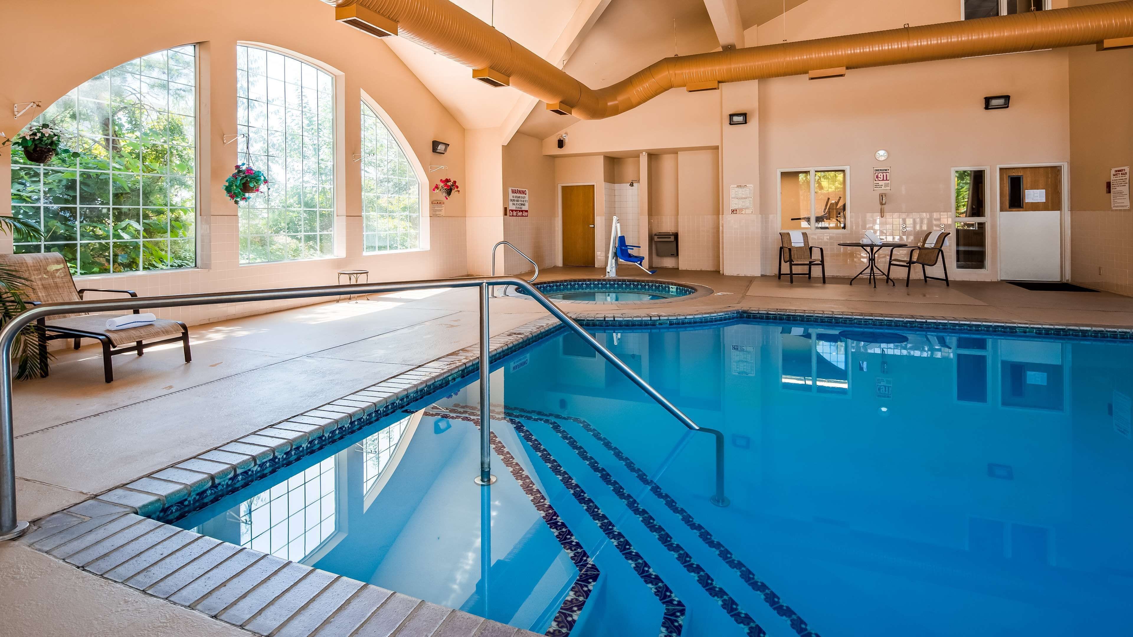 indoor pool, open 7:00 am to 11:00 pm, pool loungers