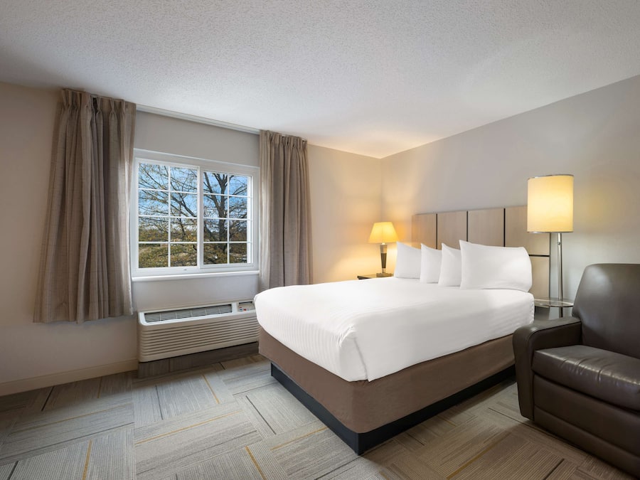 Schreibtisch, laptopgeeigneter Arbeitsplatz, Bügeleisen/Bügelbrett