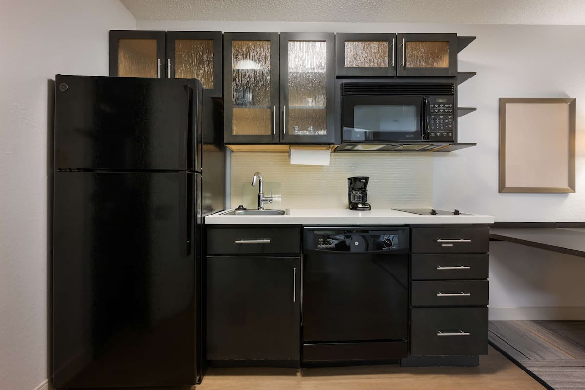 fridge, microwave, stovetop, dishwasher