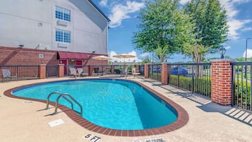 Sesongbasert utendørsbasseng og solsenger