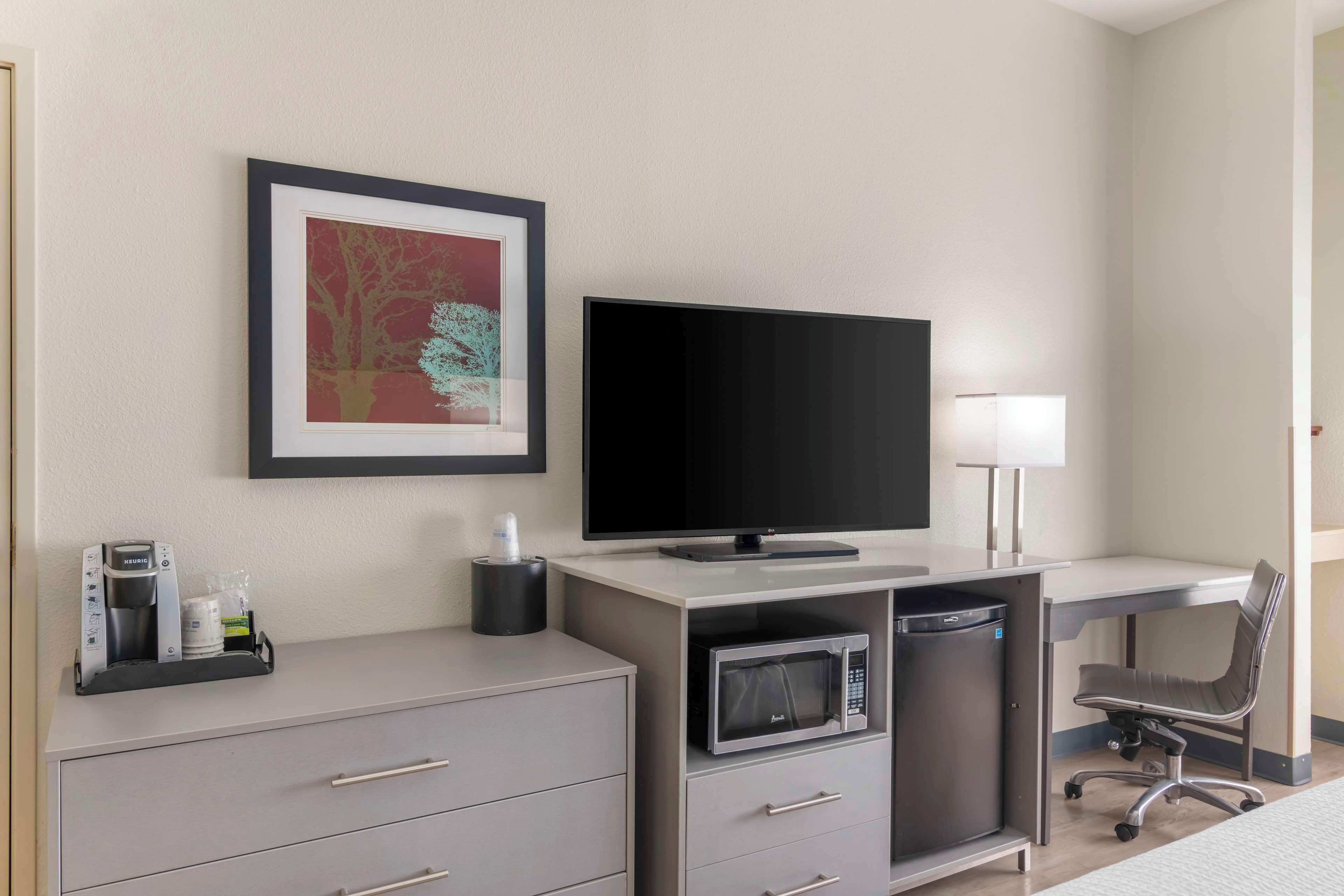 standard room, 1 king bed, accessible, non smoking | 1 bedroom, desk, laptop workspace, iron/ironing board