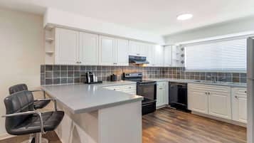 Suite, 1 King Bed, Non Smoking (Full Kitchen) | Private kitchen | Microwave, coffee/tea maker
