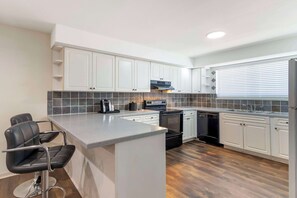 Suite, 1 King Bed, Non Smoking (Full Kitchen) | Private kitchen | Microwave, coffee/tea maker