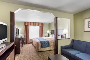 خز نة داخل الغرفة ومكتب وتجهيزات عازلة للصوت ومكواة/لوح كي