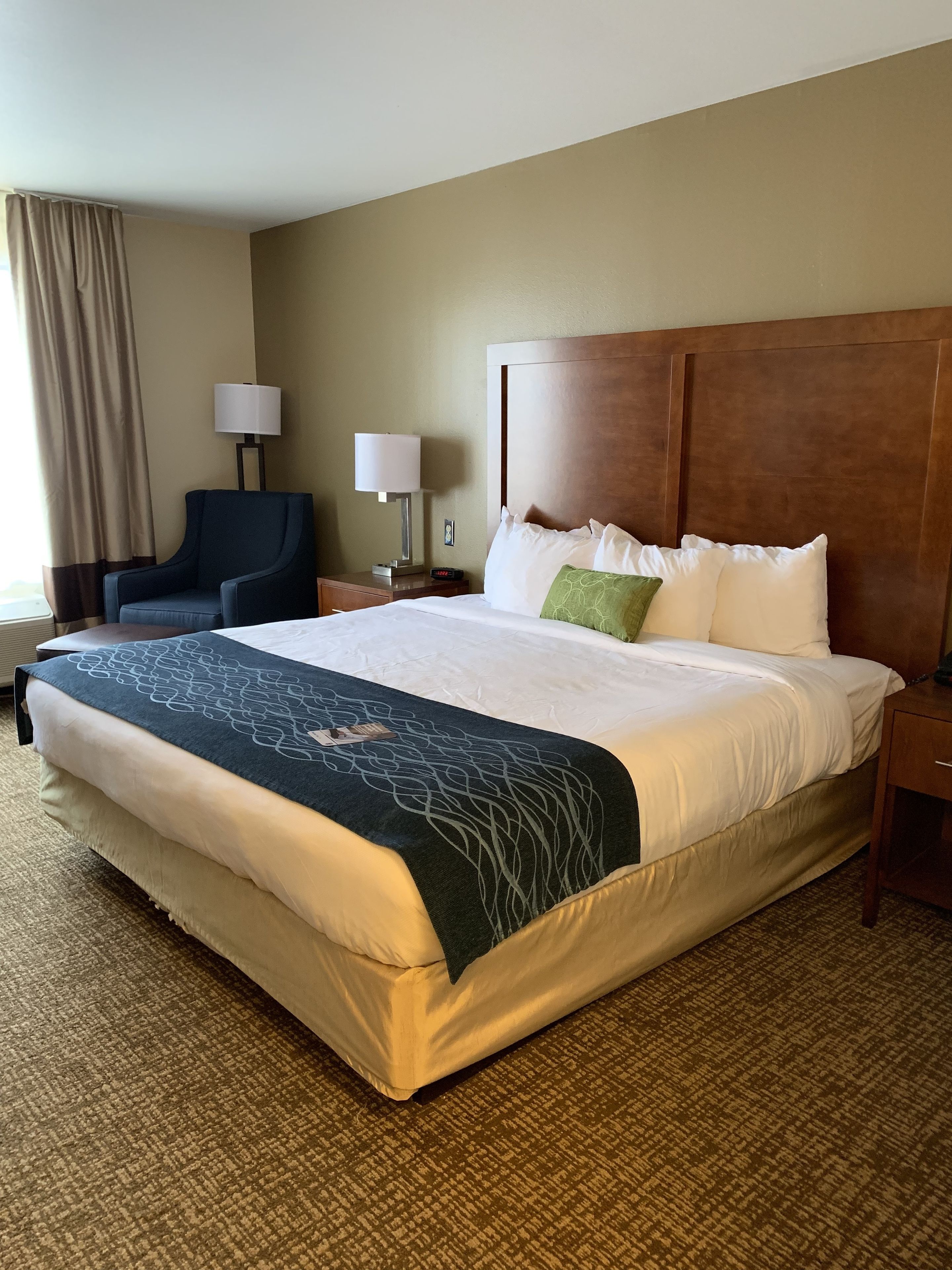 Standard Room, 1 King Bed, Non Smoking | In-room safe, desk, soundproofing, iron/ironing board