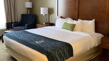 Standard Room, 1 King Bed, Non Smoking | In-room safe, desk, soundproofing, iron/ironing board