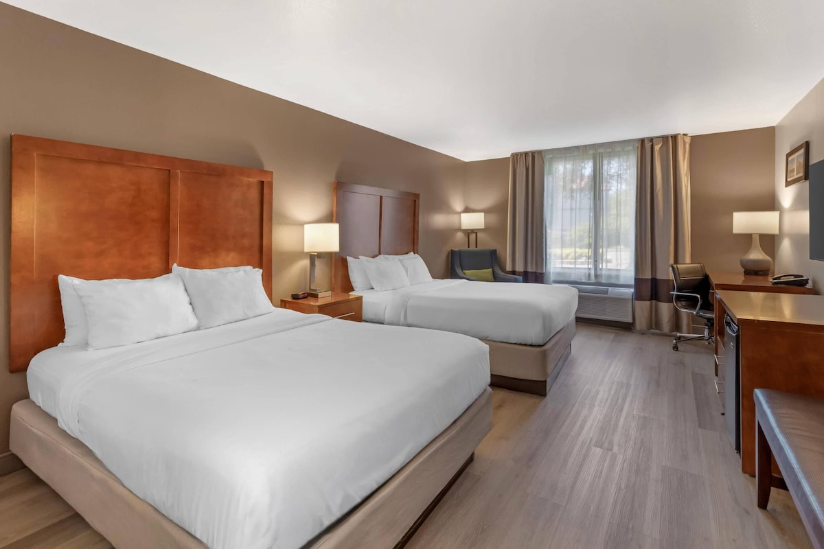 Habitación estándar, 2 camas de matrimonio, no fumadores | Caja fuerte, escritorio, sistema de insonorización