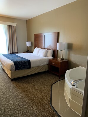 Standard Room, 1 King Bed, Non Smoking, Hot Tub | In-room safe, desk, soundproofing, iron/ironing board