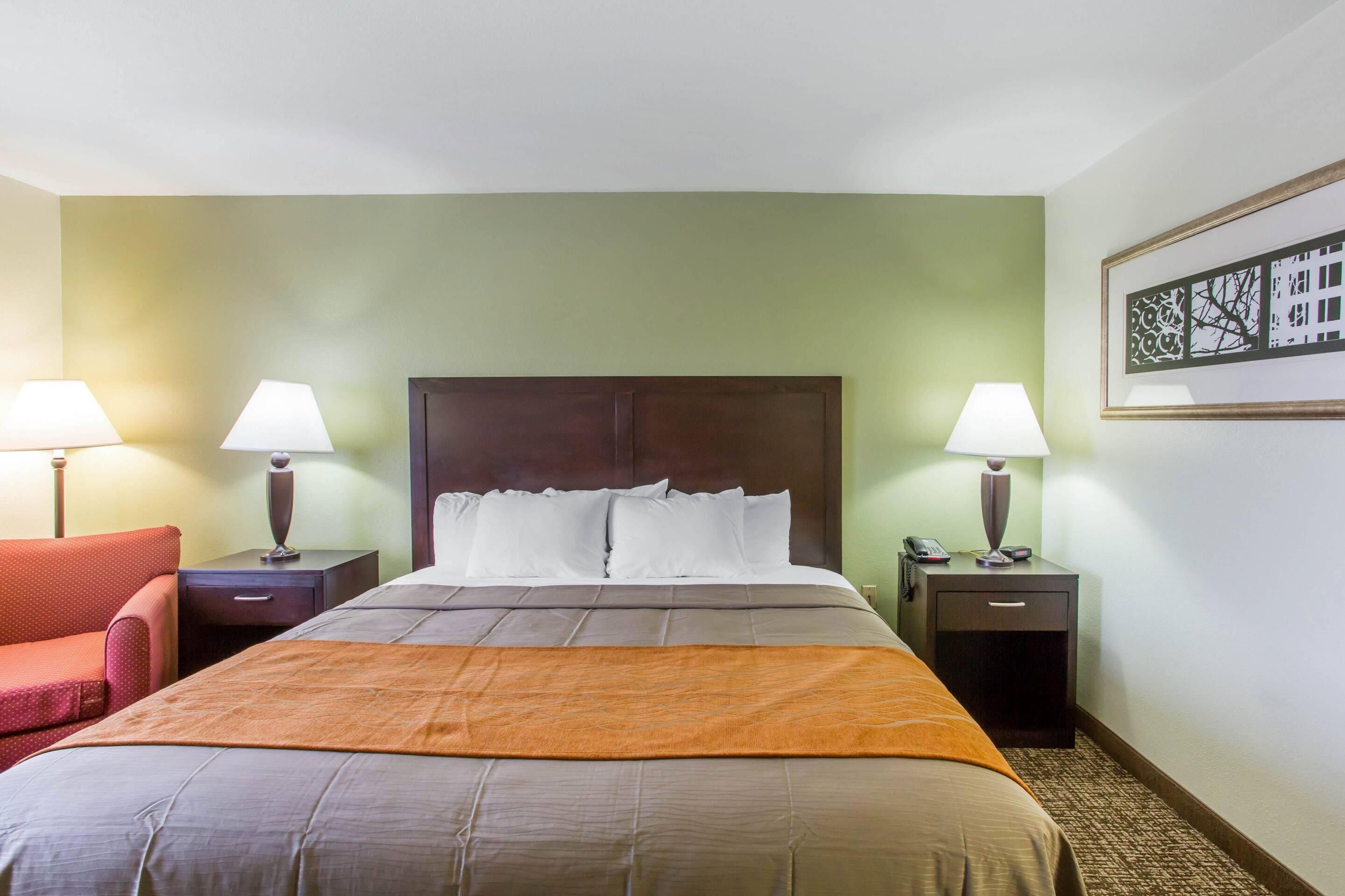 Standard Room, 1 King Bed, Non Smoking | In-room safe, desk, soundproofing, iron/ironing board