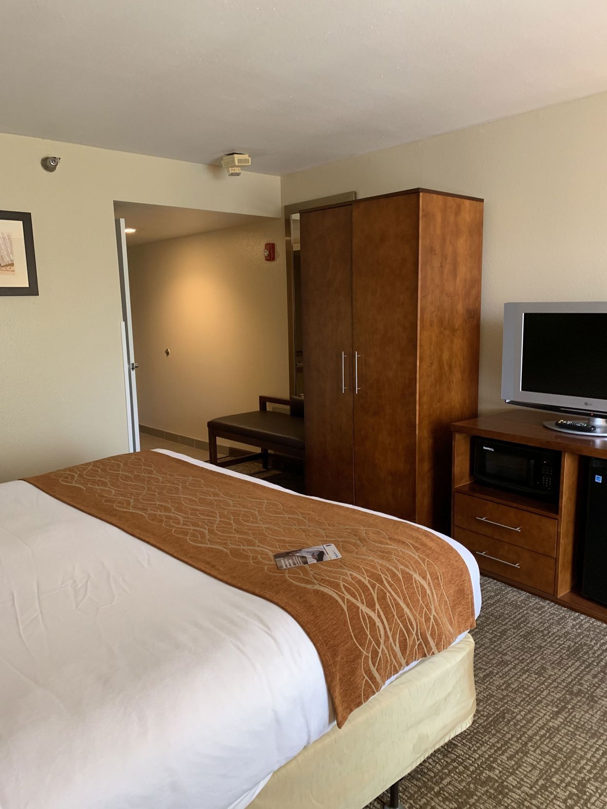 In-room safe, desk, soundproofing, iron/ironing board