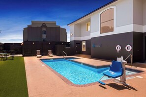 Piscine extérieure, parasols de plage, chaises longues