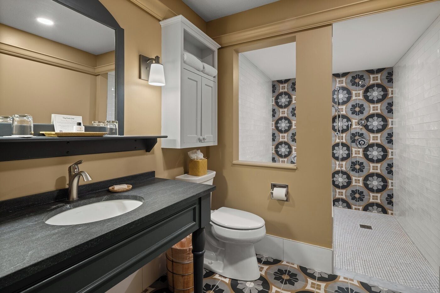 Een badkamer met een wastafel, toilet en douche.