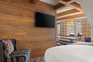 Escritorio, cortinas blackout y tabla de planchar con plancha 